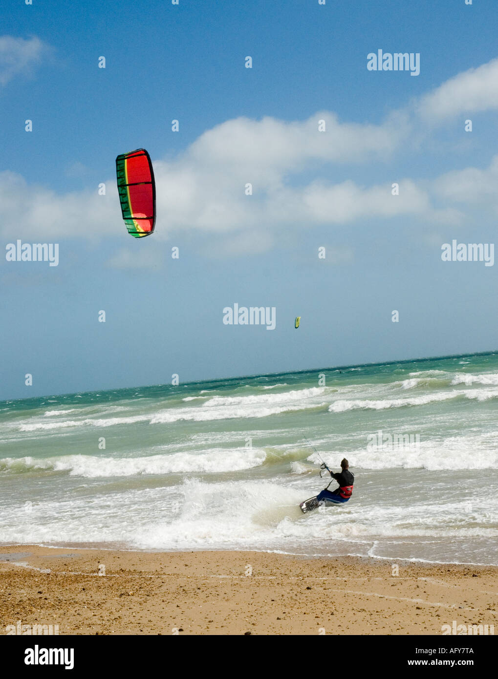 Il kite surf sulla spiaggia di Shoreham East Sussex Foto Stock