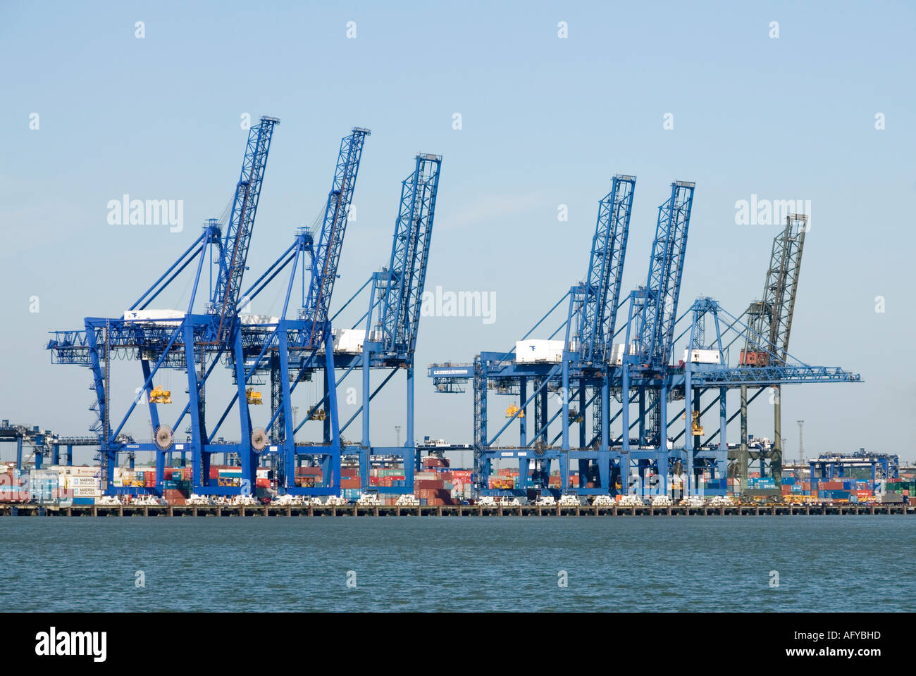 Porto di Felixstowe contenitore gru movimentazione minimo in piedi accanto al fiume Orwell estuario Foto Stock