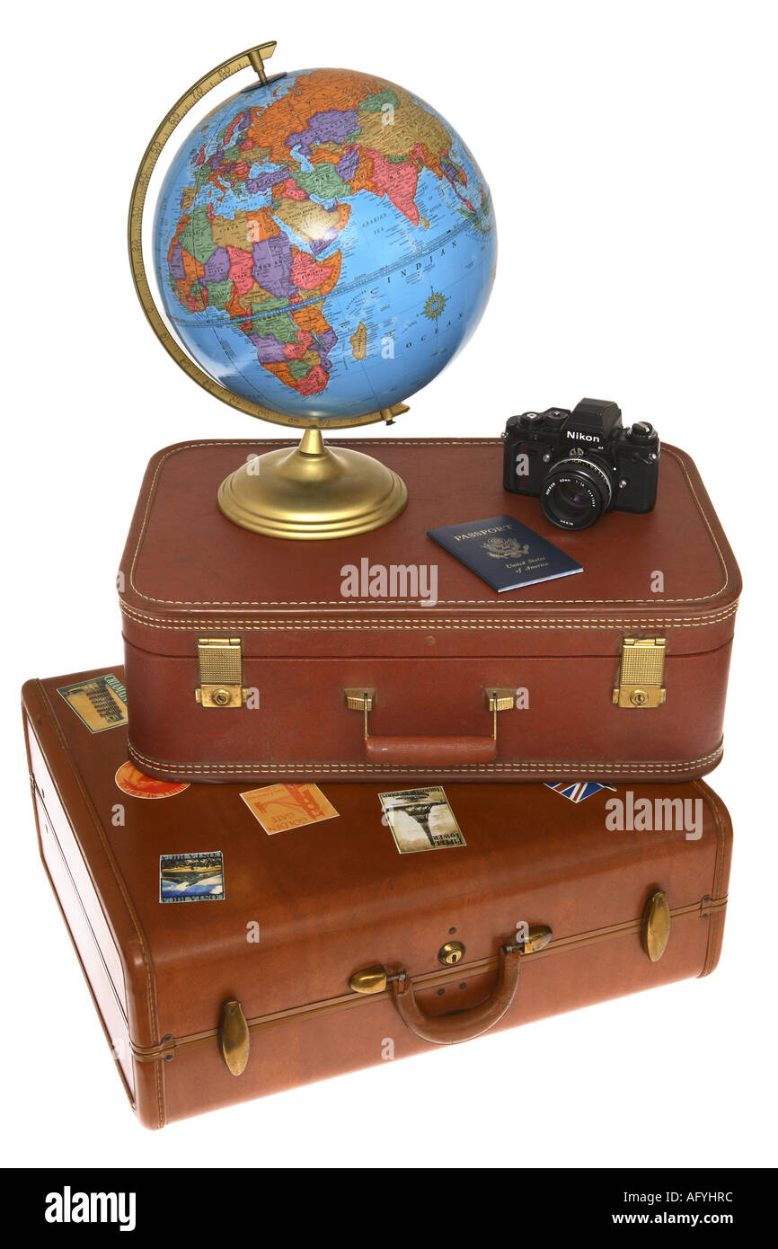 Globe, fotocamera e il Passaporto sulla pila di valigie Foto Stock