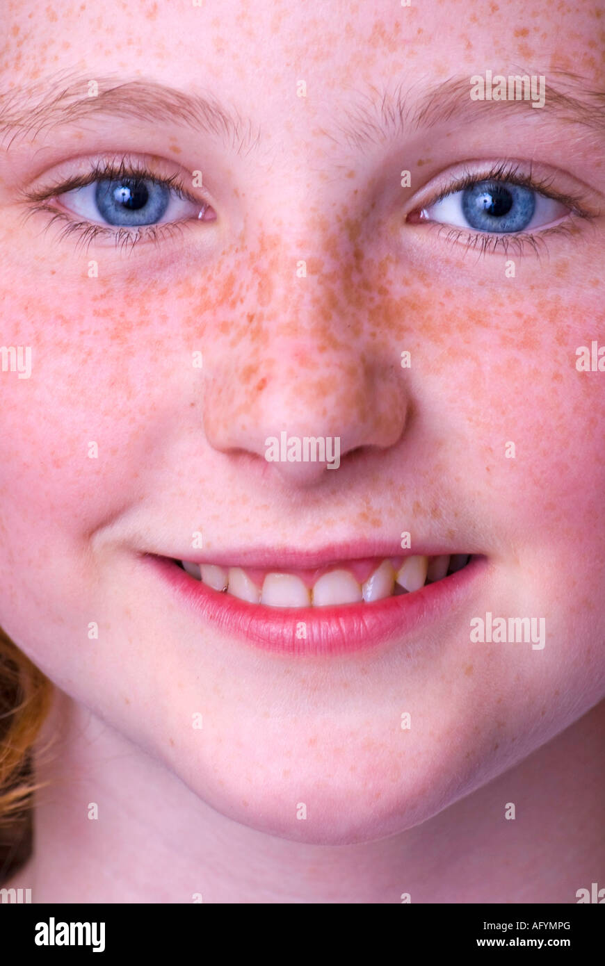Un sorridente freckle fronte 11 anni ragazza australiano di origine irlandese Foto Stock