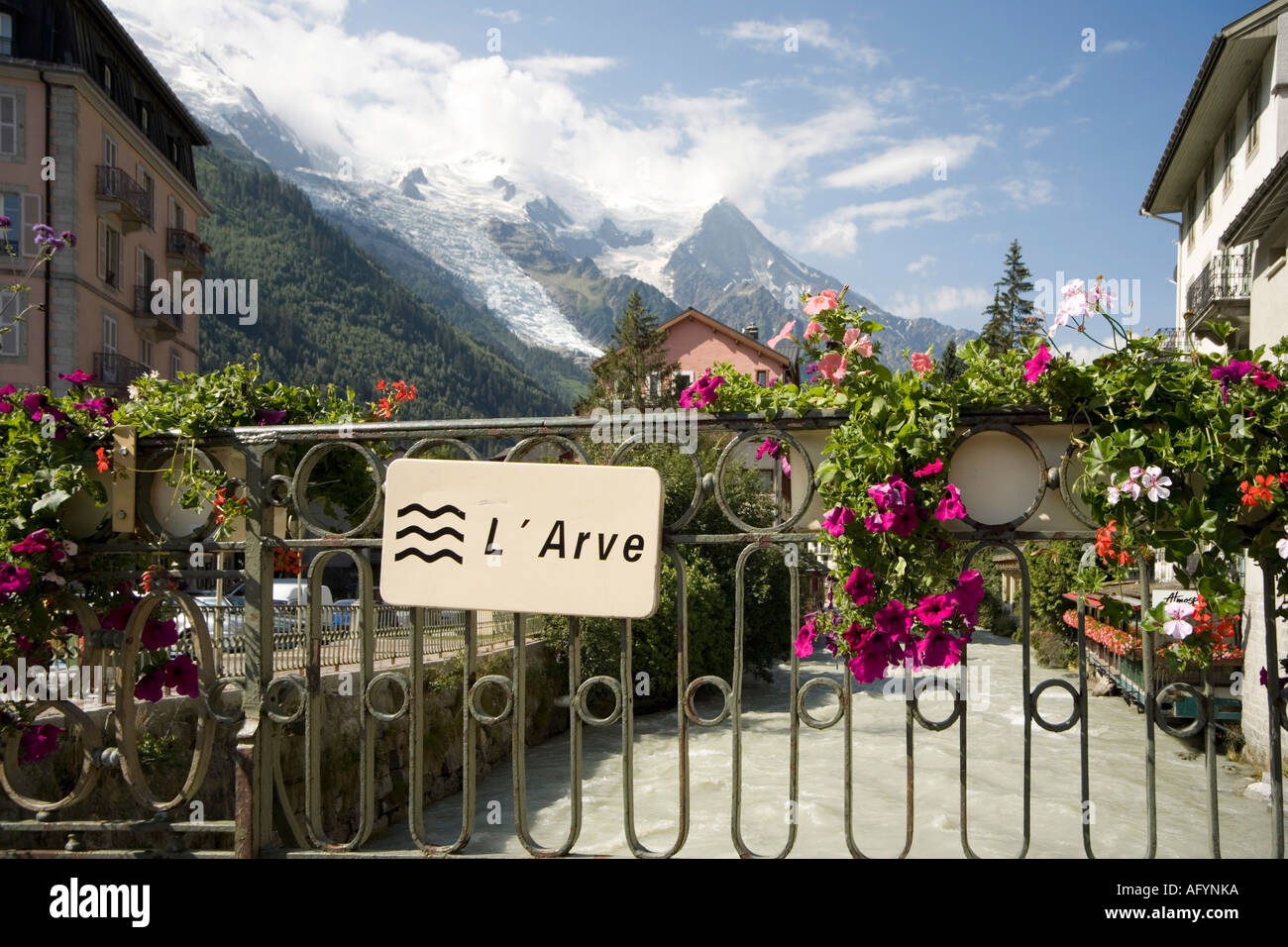 Fiume Arve, Chamonix, Francia. Mont Blanc in background Foto Stock