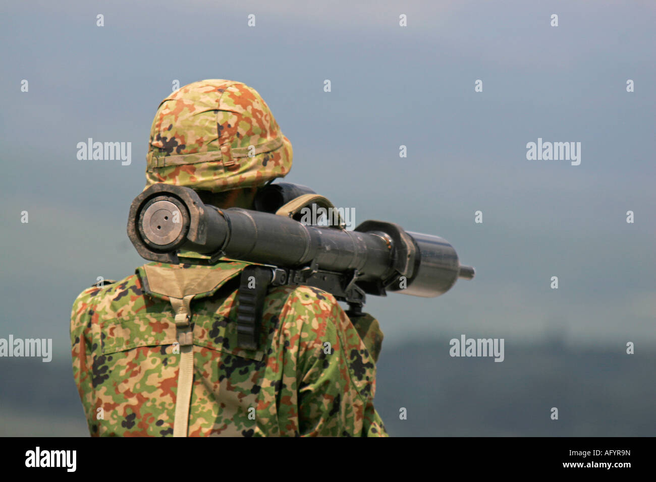 Il 84 mm man-portatile recoilless riutilizzabili fucile di Giappone terra Forza di Autodifesa Foto Stock