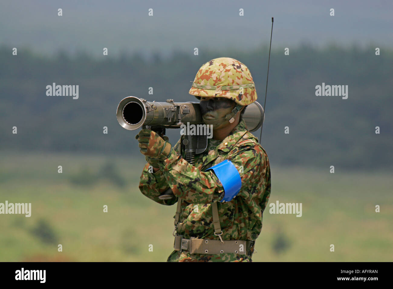 Il 84 mm man-portatile recoilless riutilizzabili fucile di Giappone terra Forza di Autodifesa Foto Stock