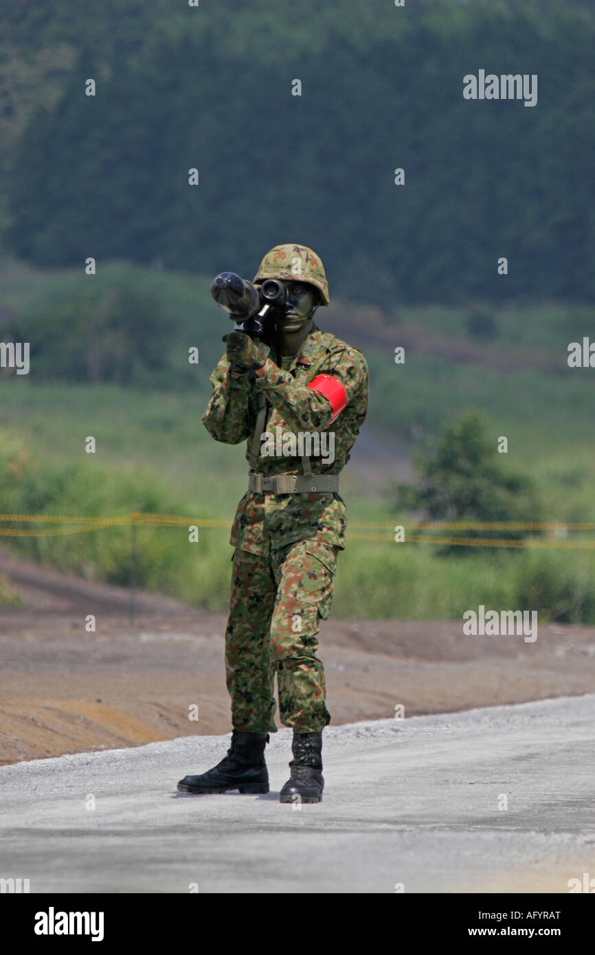 Il 84 mm man-portatile recoilless riutilizzabili fucile di Giappone terra Forza di Autodifesa Foto Stock