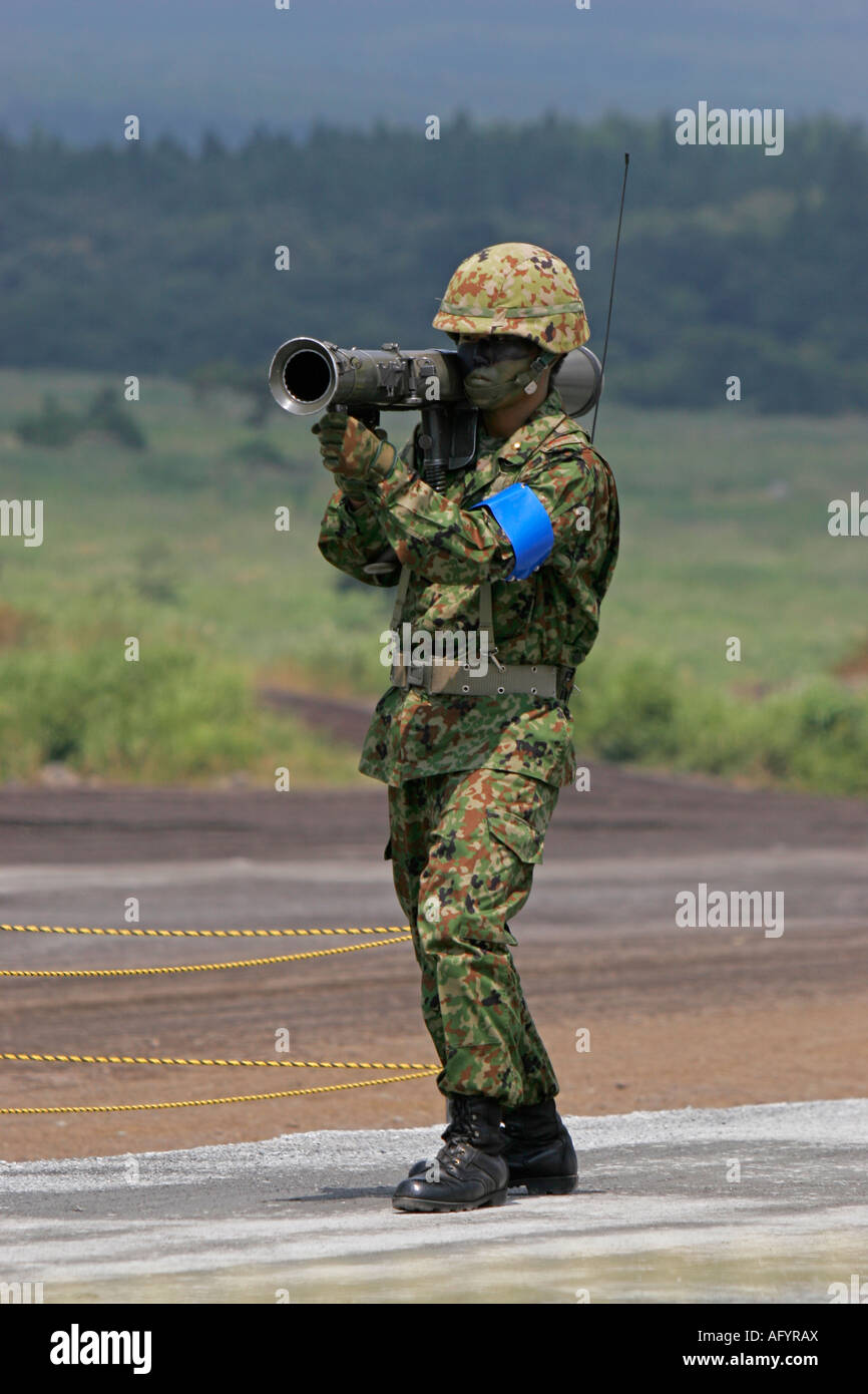 Il 84 mm man-portatile recoilless riutilizzabili fucile di Giappone terra Forza di Autodifesa Foto Stock