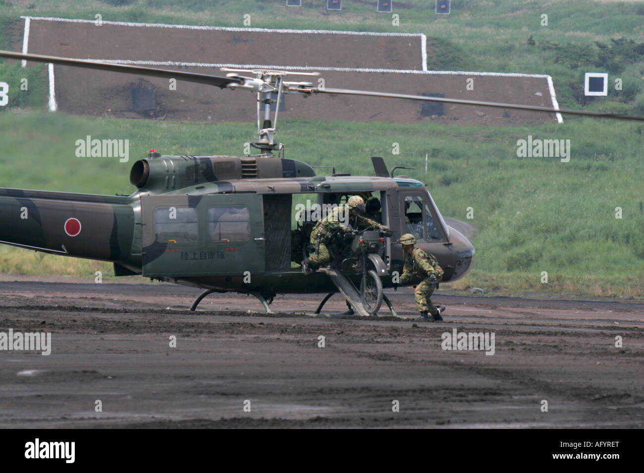 Bell UH-1 Iroquois elicottero del Giappone terra Autodifesa Foerce scaricato motociclo Foto Stock