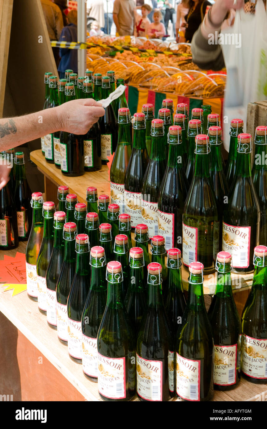 La Gente Inglese Comprare Bottiglie Di Sidro Francese Durante Il Francese Mercato Alimentare Di Sudbury Suffolk In Inghilterra Foto Stock Alamy
