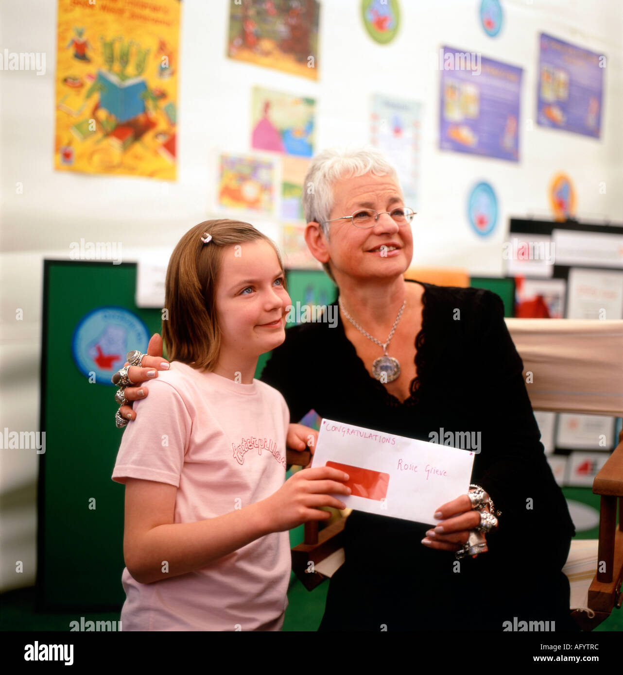 Jacqueline Wilson presentando un premio di Rosie Grieve presso il Guardian Hay Festival 2006 Foto Stock