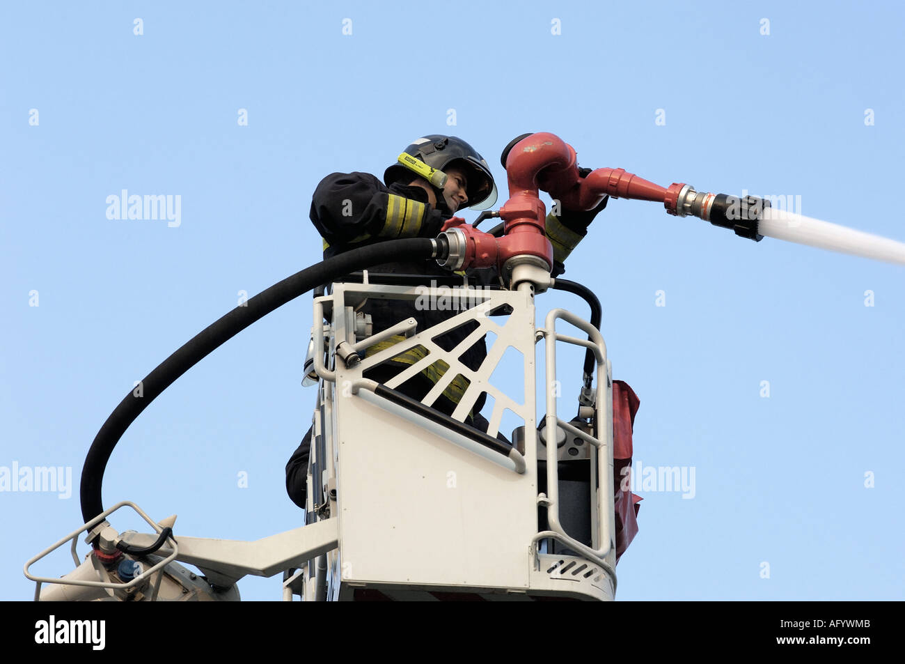 I vigili del fuoco che usano le scale immagini e fotografie stock ad