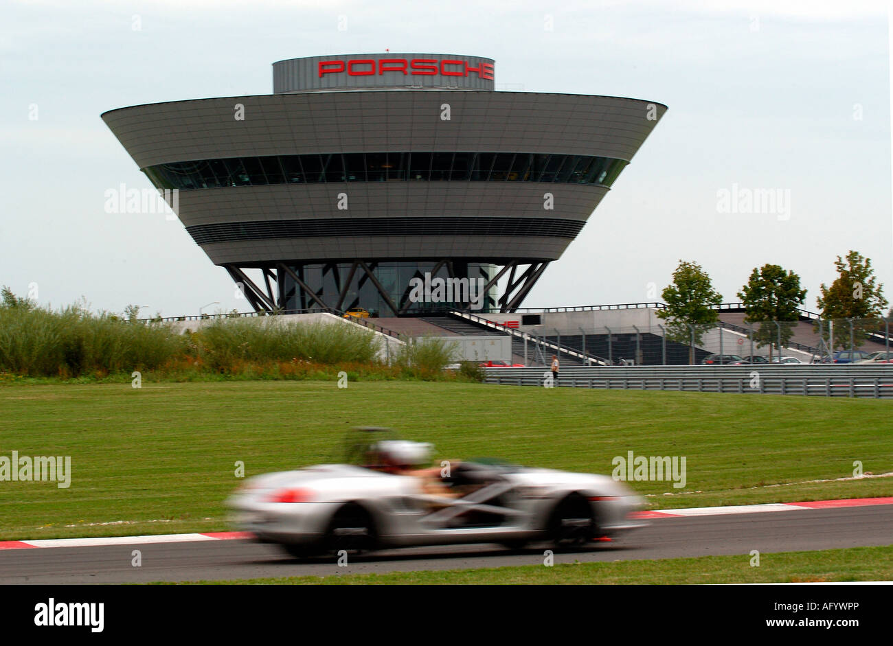 Porsche cliente edificio di servizio e di test in pista, Lipsia, Germania Foto Stock