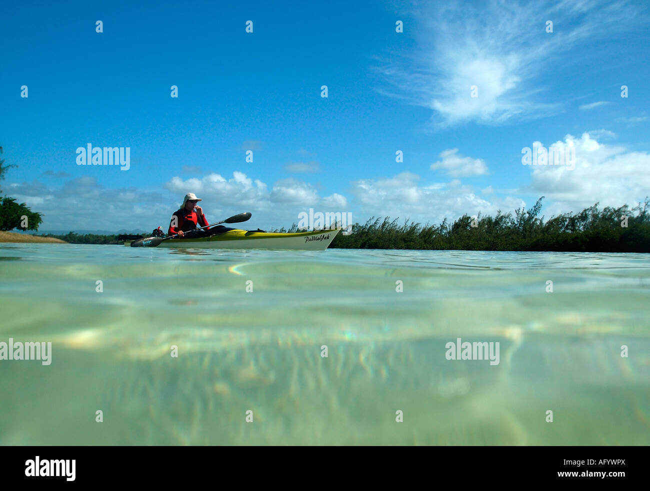 Turistica prendendo una gita in kayak, Mauritius Foto Stock