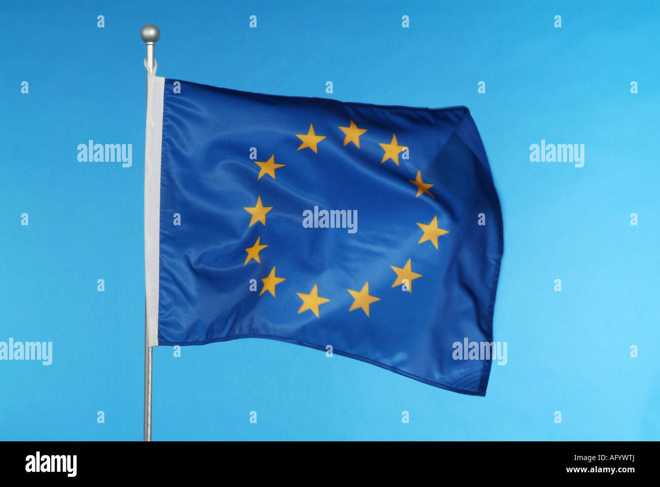 Bandiera dell'Unione europea contro il cielo blu Foto Stock