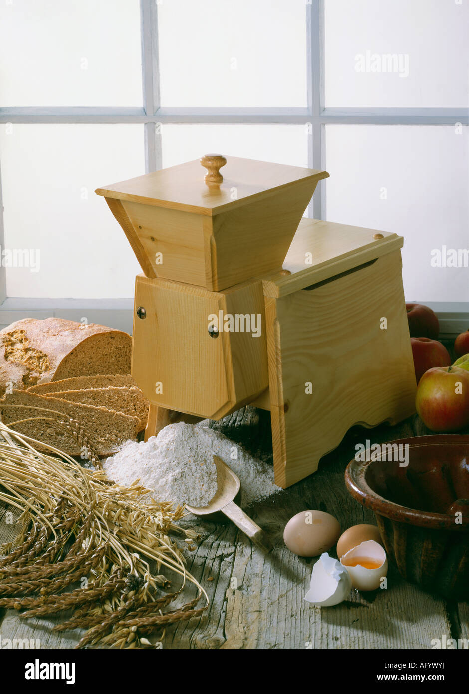 Una piccola smerigliatrice farina e gli ingredienti per la cottura Foto Stock