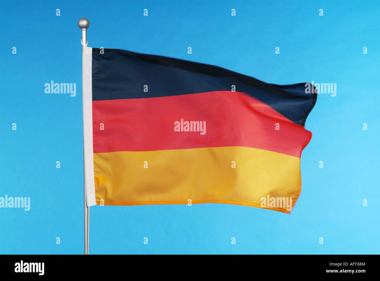 Germania bandiera nazionale contro il cielo blu Foto Stock