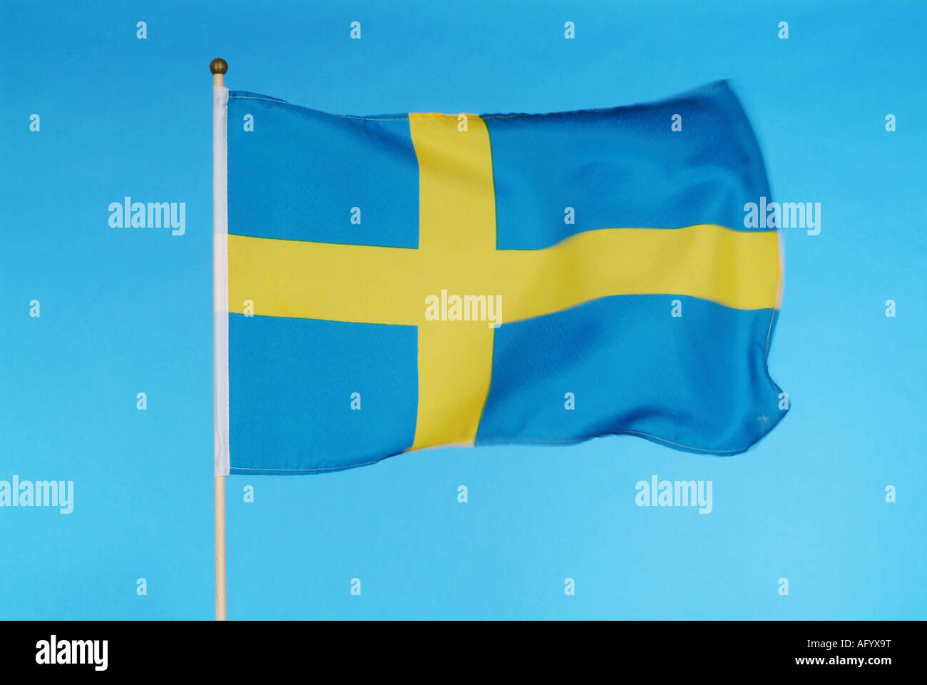 Svedese bandiera nazionale contro il cielo blu Foto Stock
