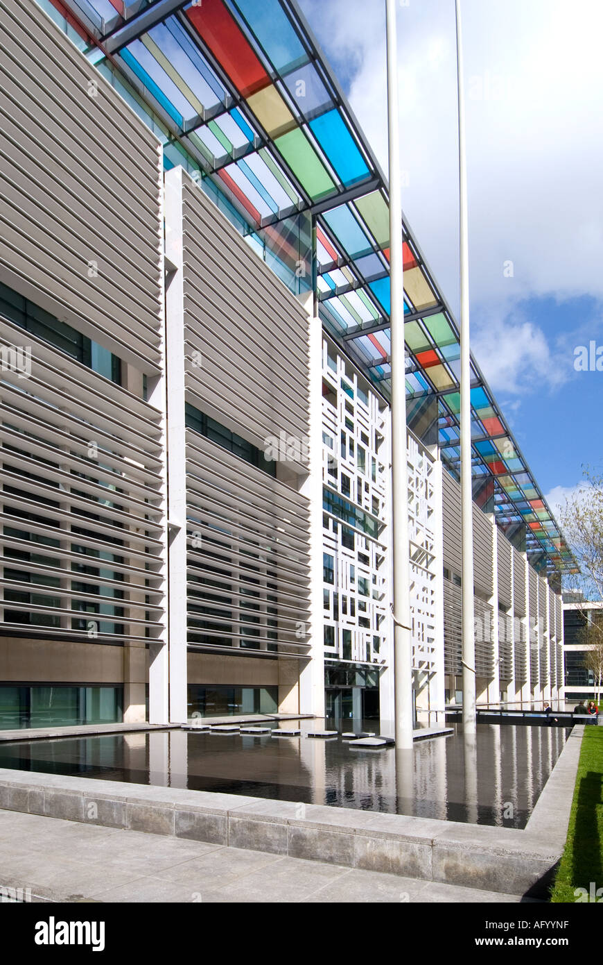 Moderna sede del governo britannico, uffici civili, uffici di lavoro, edificio Le opere d'arte in vetro colorate di Marsham Street presentano l'ingresso a Londra UK Foto Stock