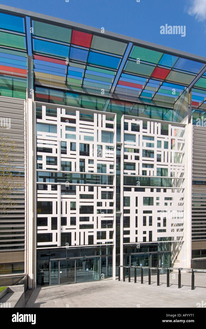 Moderna sede del governo britannico, uffici civili, uffici di lavoro, edificio Tettoia in vetro colorato di Marsham Street e ingresso frontale a Londra REGNO UNITO Foto Stock