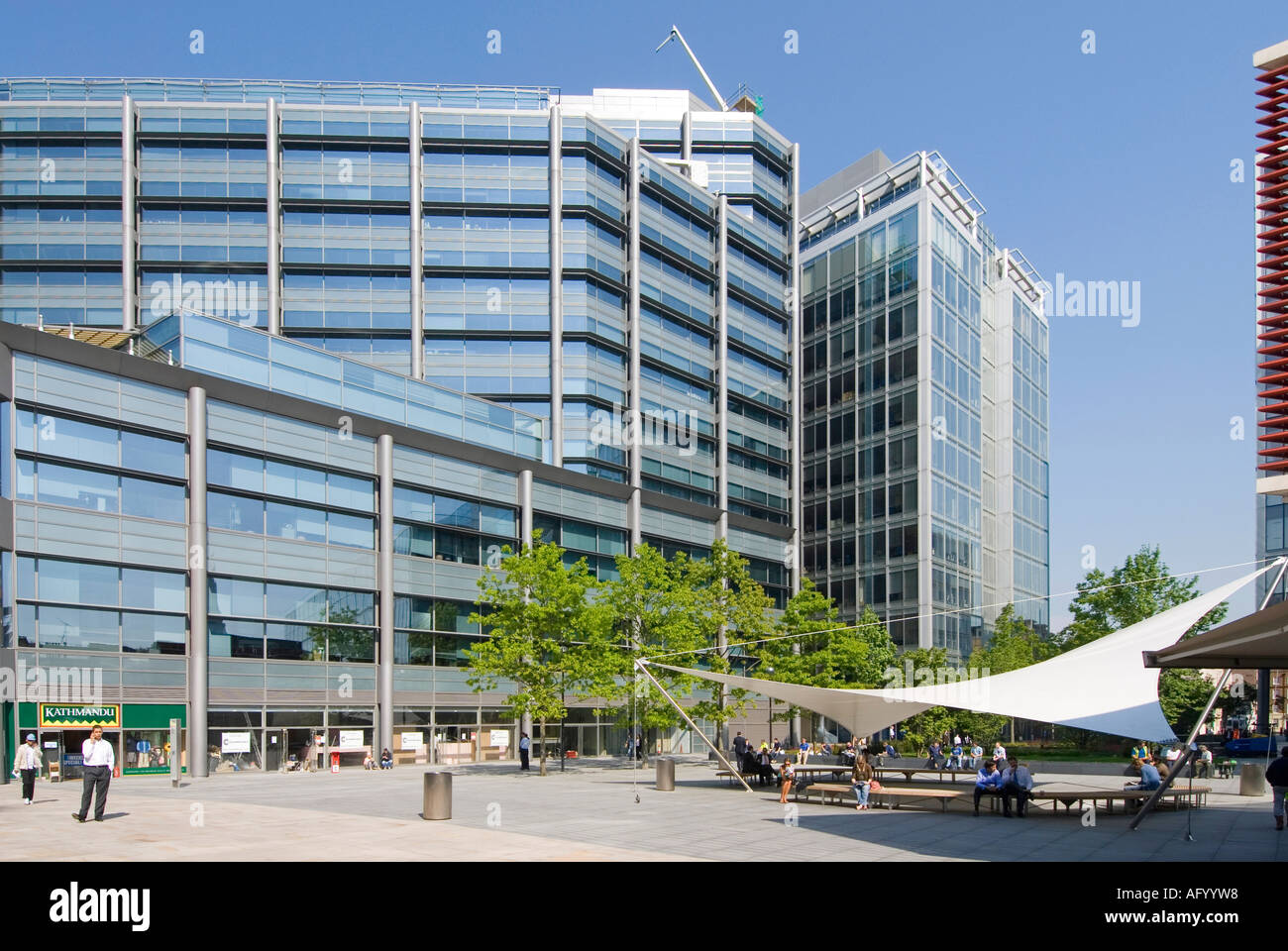 I moderni edifici degli uffici Tower Hamlets in una tettoia pedonale a forma di zona sopra i posti a sedere all'aperto fanno parte della rigenerazione di Spitalfields Inghilterra UK Foto Stock