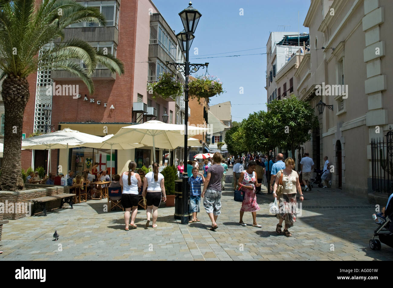 Acquirenti e turisti in Main Street, Gibilterra Foto Stock