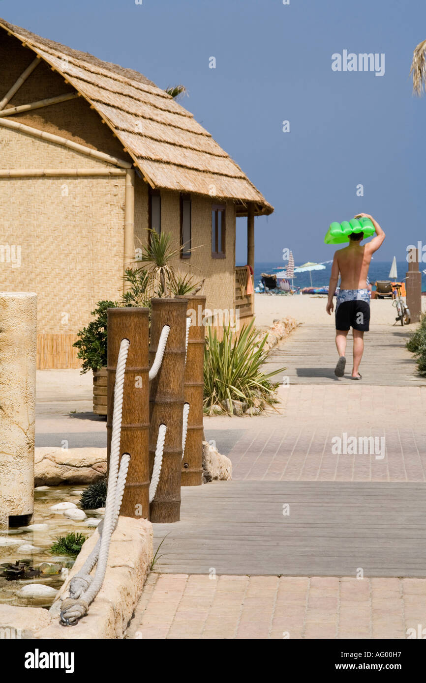 Plage de Pampelonne, Ramatuelle: village resort con tourist per raggiungere a piedi la spiaggia Foto Stock