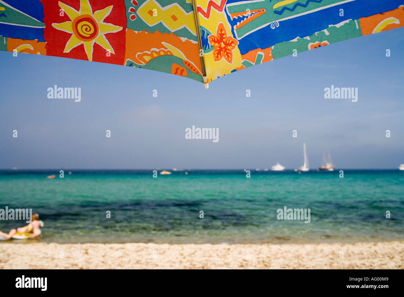 Plage de Pampelonne - St Tropez, Francia. vista incorniciata da sunumbrella Foto Stock