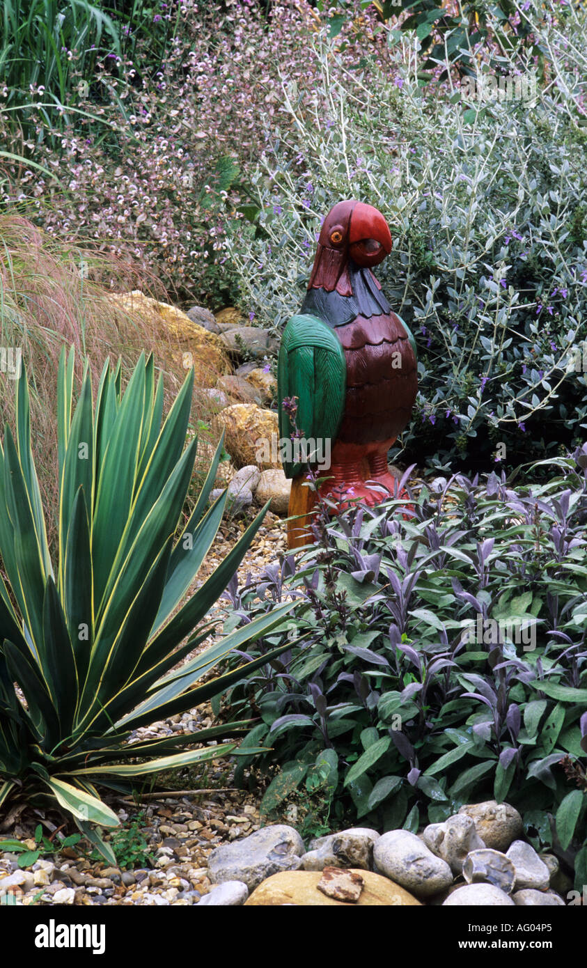 Giardino di ghiaia con parrot scultura Yucca gloriosa Salvia, bassa manutenzione, resistenti alla siccità Foto Stock