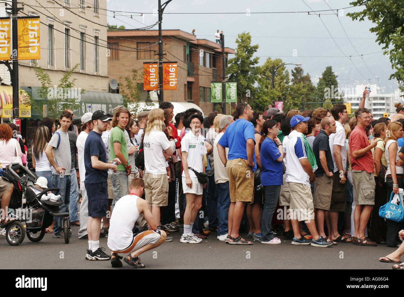 Gli appassionati di calcio a guardare il gioco attraverso la finestra cafe Foto Stock