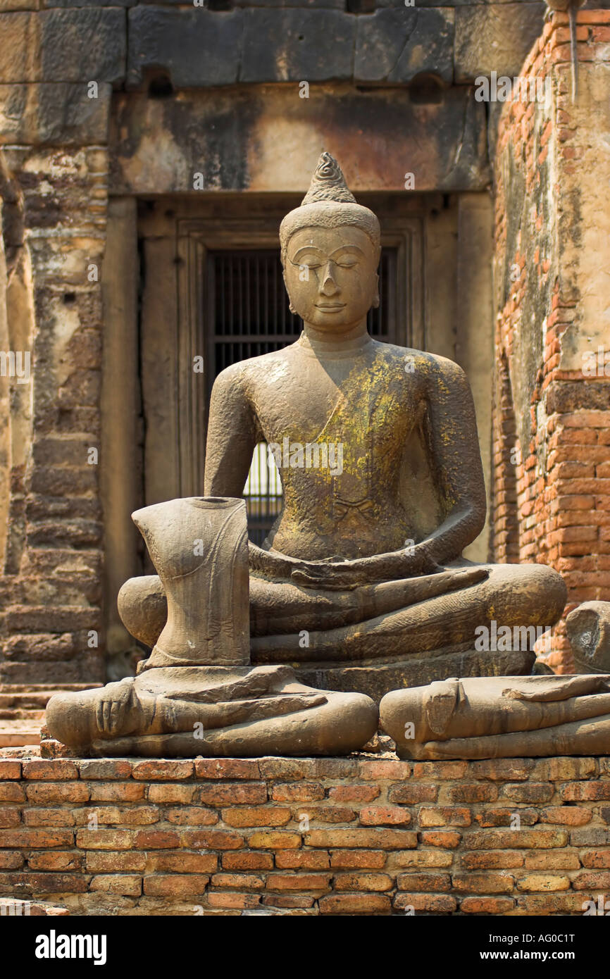 Phra Prang Sam Yod Buddha nella calda luce del sole Foto Stock