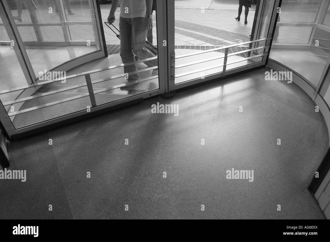 Automatico porta girevole nel terminal centrale degli autobus a Stoccolma Svezia Foto Stock