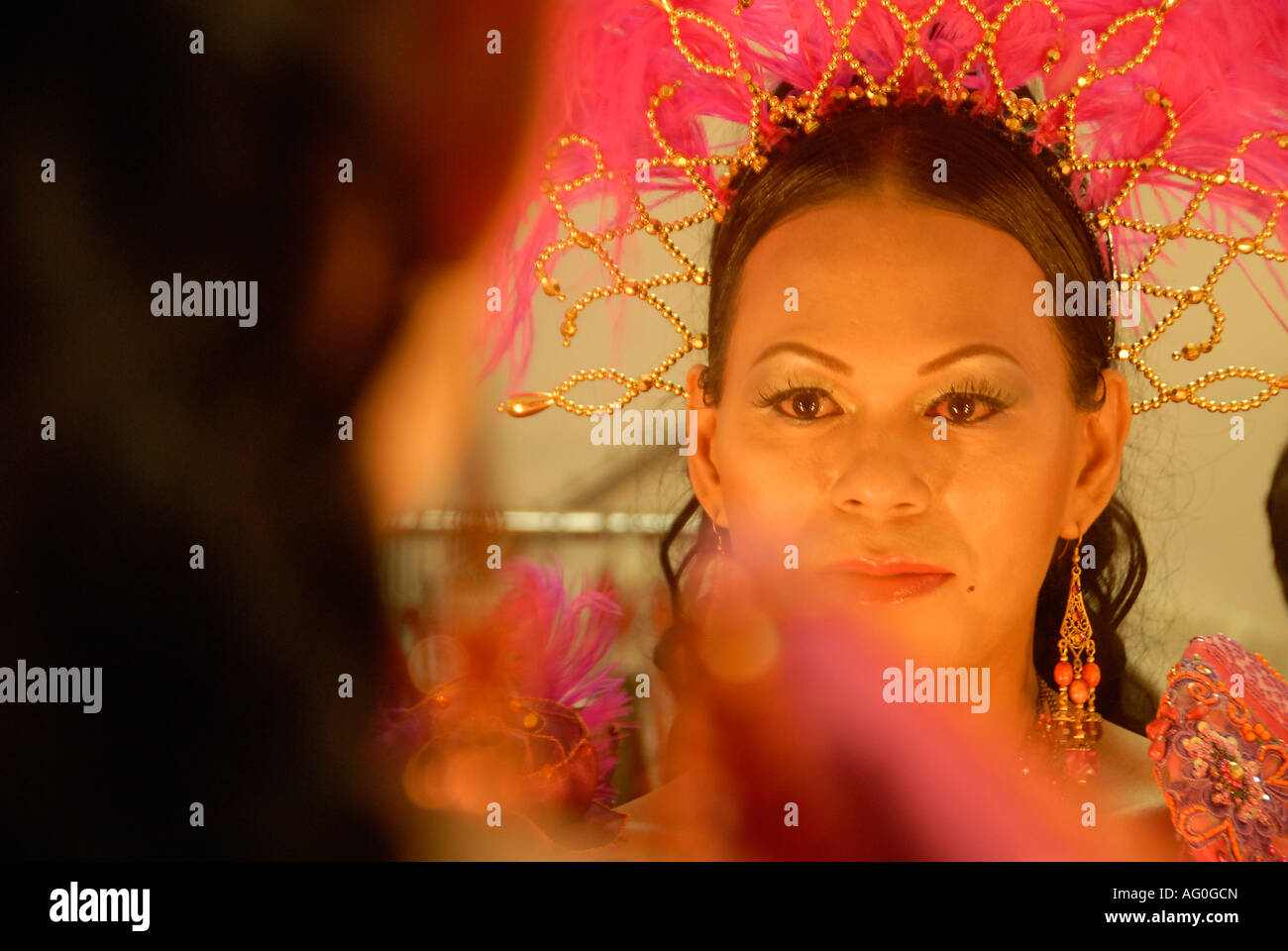 Un asiatico transgender durante una lavoratori migranti transgender beauty contest di Tel Aviv, Israele Foto Stock