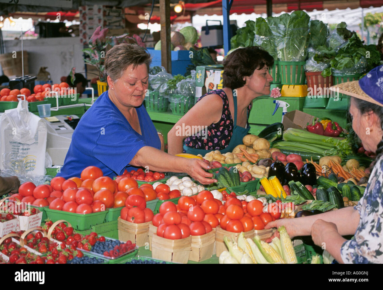 I fornitori vendono pomodori freschi mirtilli mais e fragole in questo grande indoor outdoor mercato nella vecchia Montreal Foto Stock