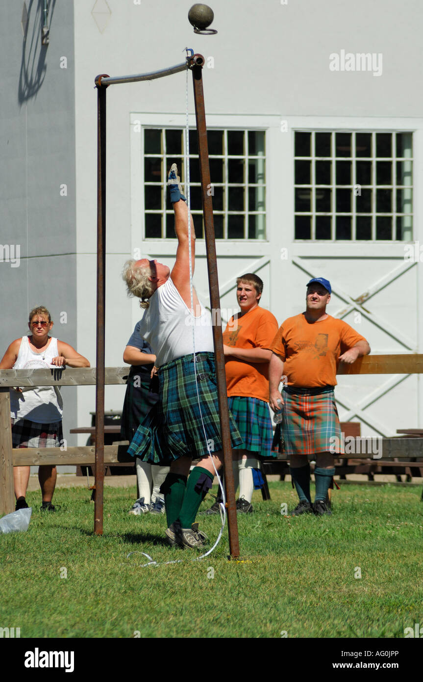 L'uomo gettando " peso " a giochi delle Highland Gathering Foto Stock