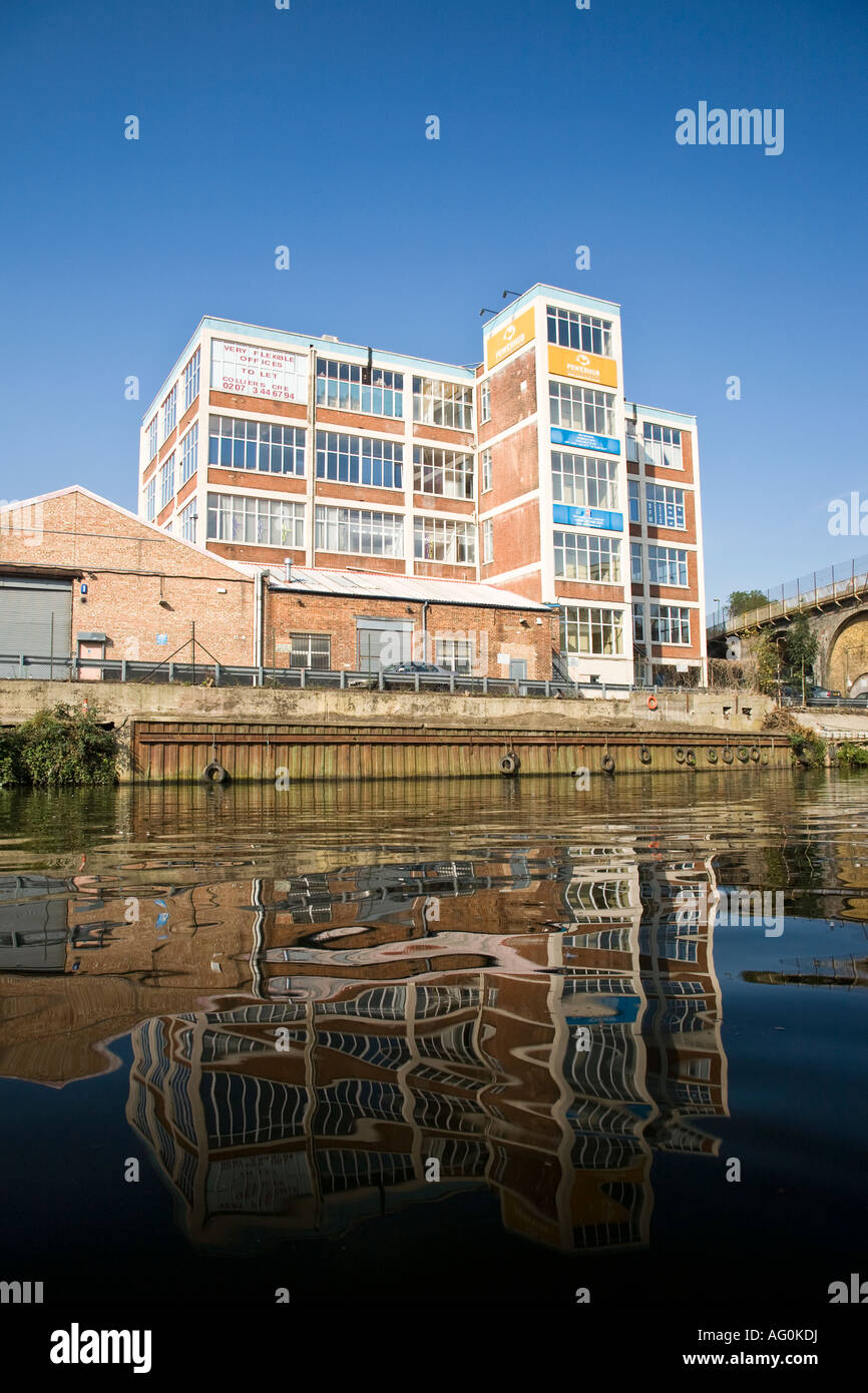 Vista dal fiume Medway del mozzo di potenza, di un edificio industriale in Maidstone Kent accanto al ponte della ferrovia. Foto Stock