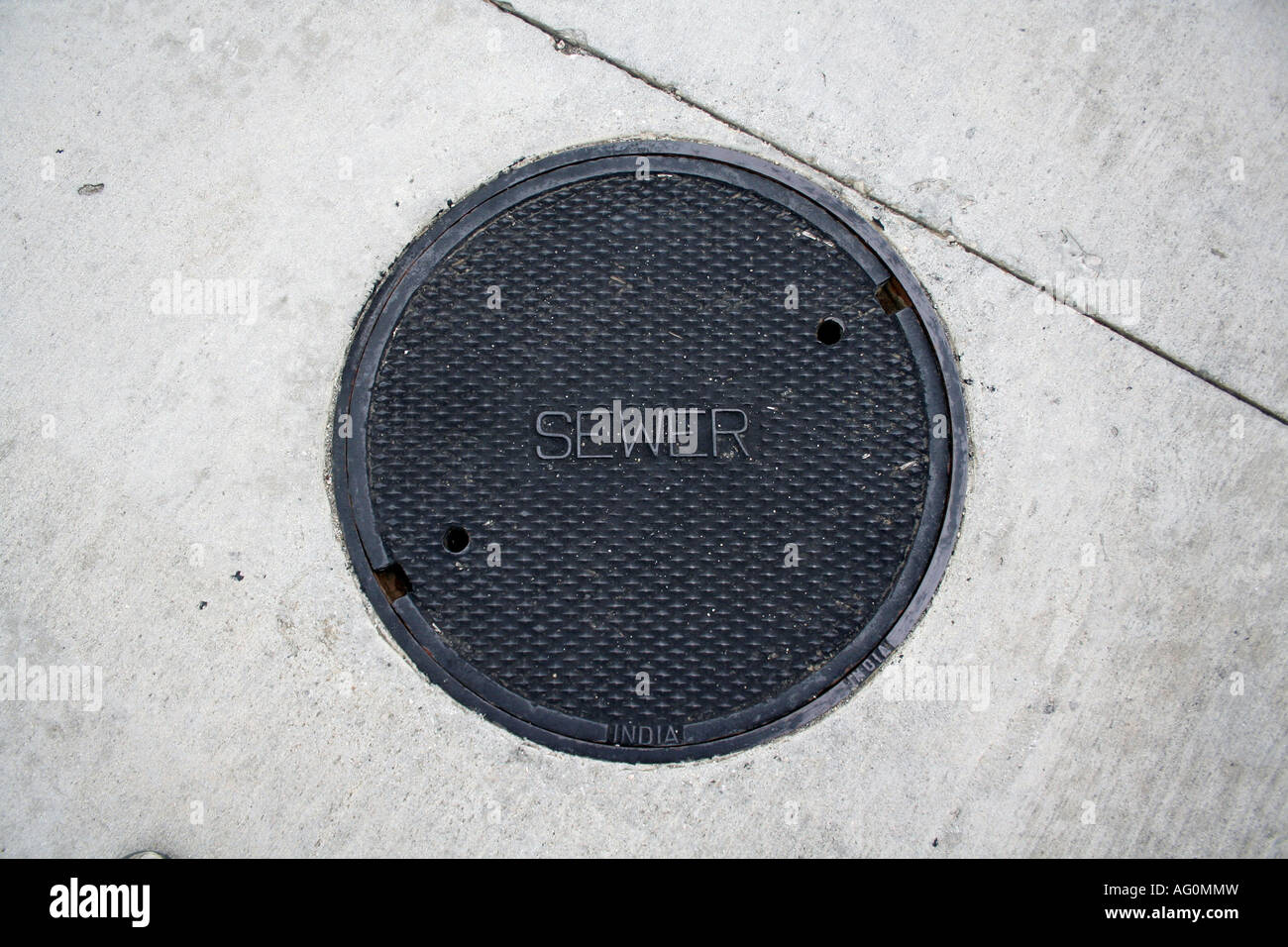 Acciaio nero chiusino con le parole di fognature e India su di esso Foto Stock