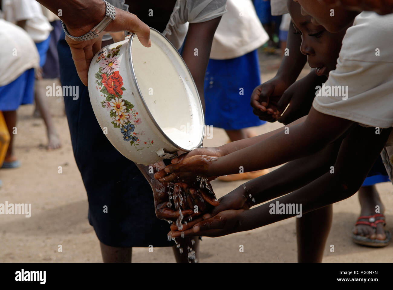 Gli scolari si lavano le mani con acqua dal vaso prima di pranzare, nella provincia del Nord Kivu, nella Repubblica Democratica del Congo Foto Stock