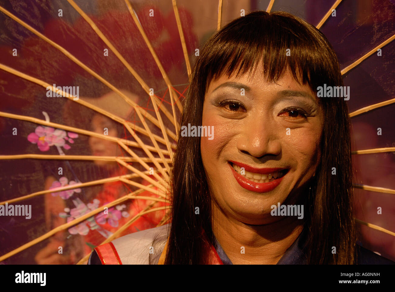 Un asiatico transgender durante una lavoratori migranti transgender beauty contest di Tel Aviv, Israele Foto Stock