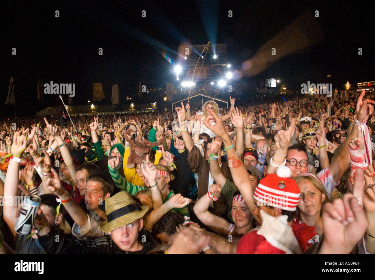 La folla di spettatori allietare e applaudire al Bestival music festival in Gran Bretagna Foto Stock