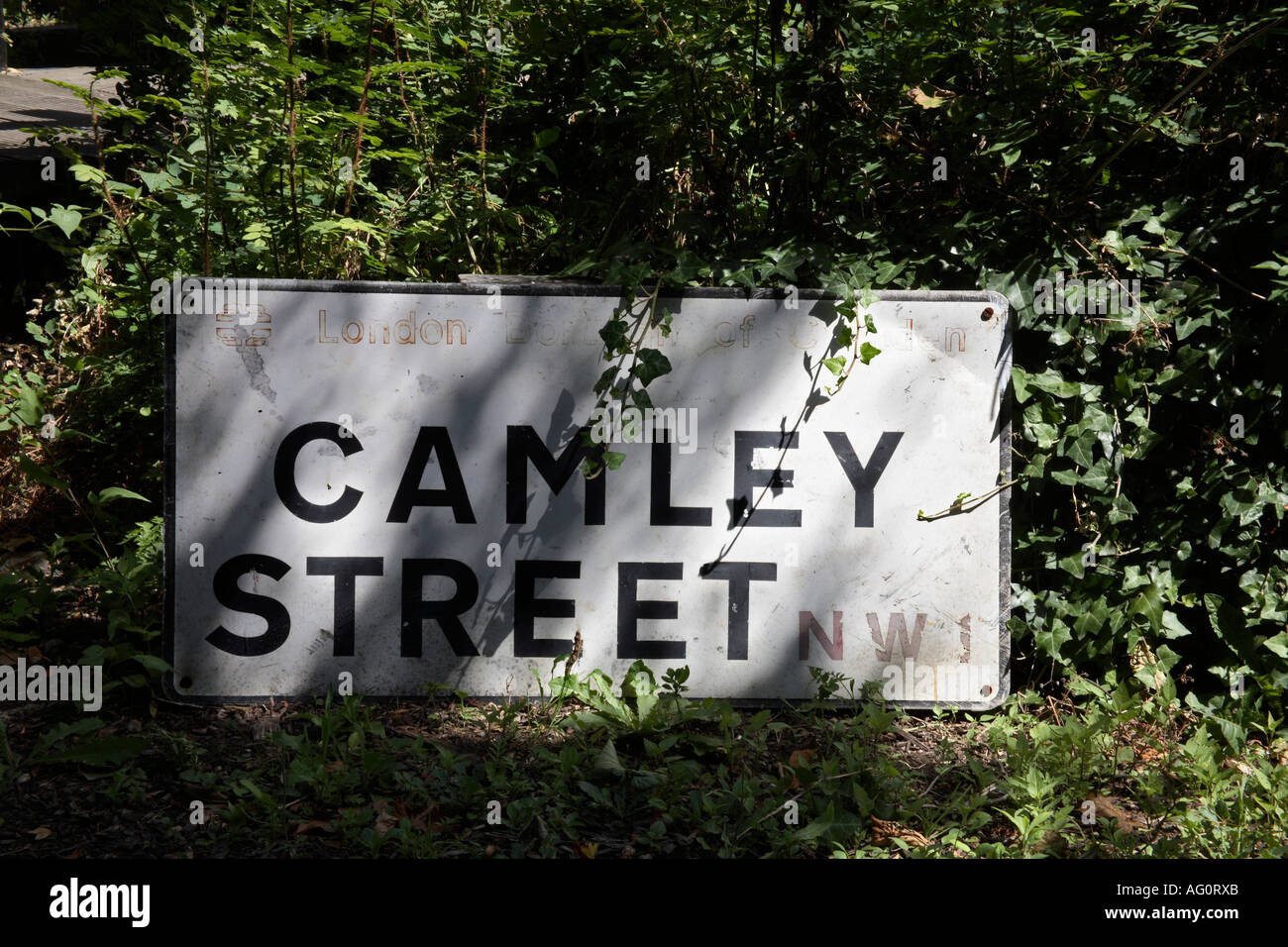 Sbiadita strada segno per Camley Street , ingresso Camley Street riserva naturale , Camden , Londra , Inghilterra Foto Stock