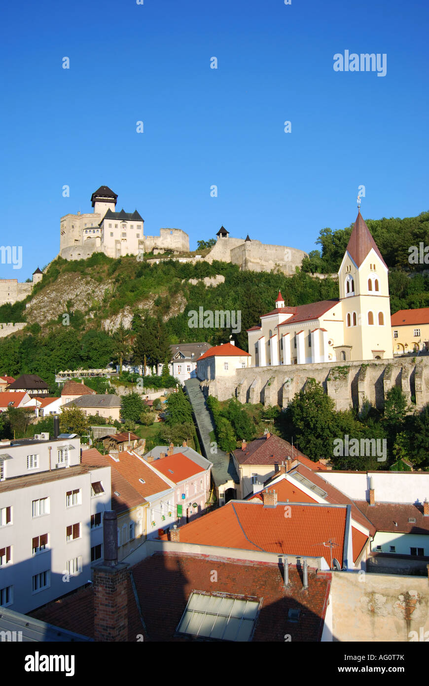 Vista del Castello di Trencin e la Città Vecchia, Trencin, Regione di Trencin, Slovacchia Foto Stock