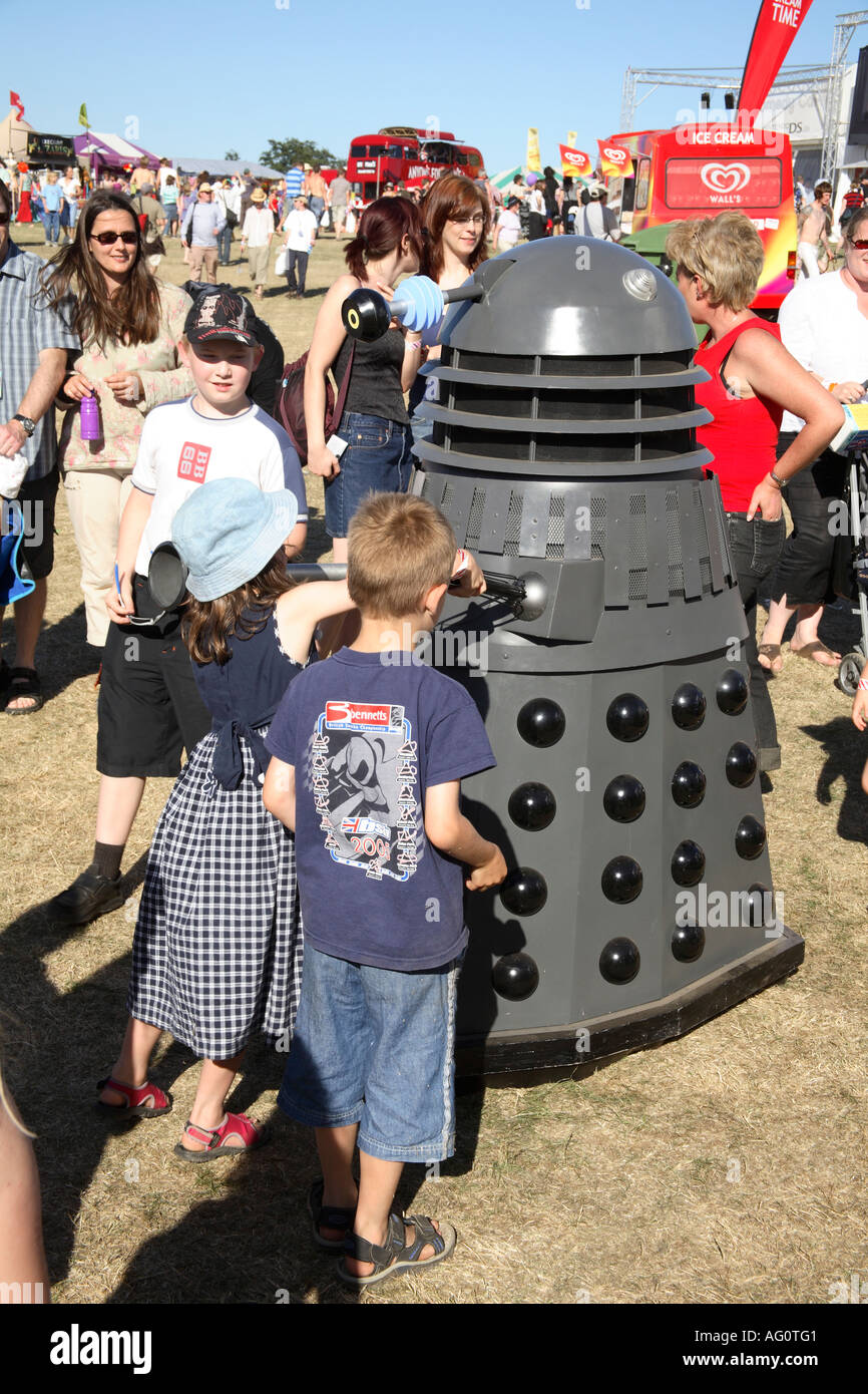 Bambini che giocano con il modello Dalek Guilfest presso il festival di musica. Guildford Surrey, Inghilterra Foto Stock