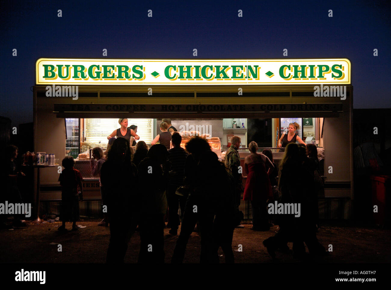 Hamburger di pollo e patatine van di notte. Guilfest Music Festival, Guildford, Surrey, Inghilterra Foto Stock