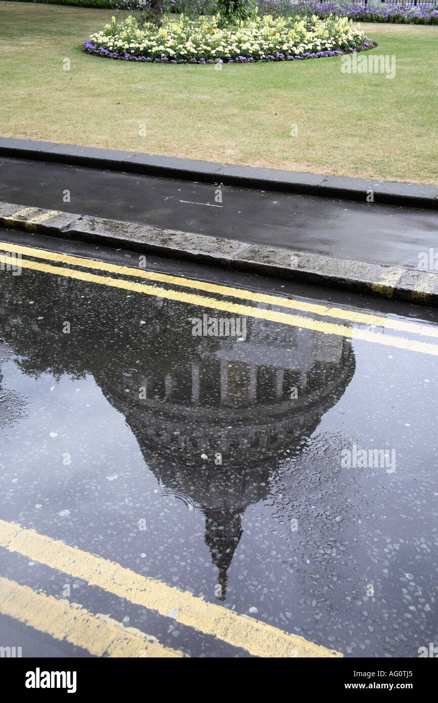 La cupola della cattedrale di St Paul riflessa nella pozzanghera. Carter Lane, Londra, Inghilterra Foto Stock