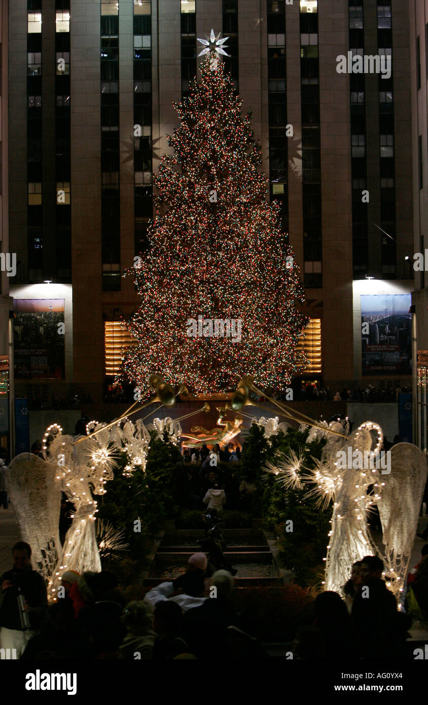 L'albero di Natale illuminato di notte al Rockefeller Center di New York City New York STATI UNITI D'AMERICA Foto Stock