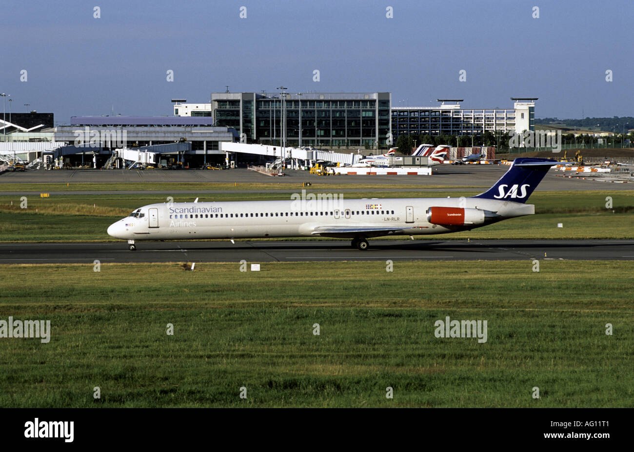 SAS McDonnell Douglas MD 82 aeromobili in procinto di prendere il via presso l'Aeroporto Internazionale di Birmingham, West Midlands, Regno Unito Foto Stock