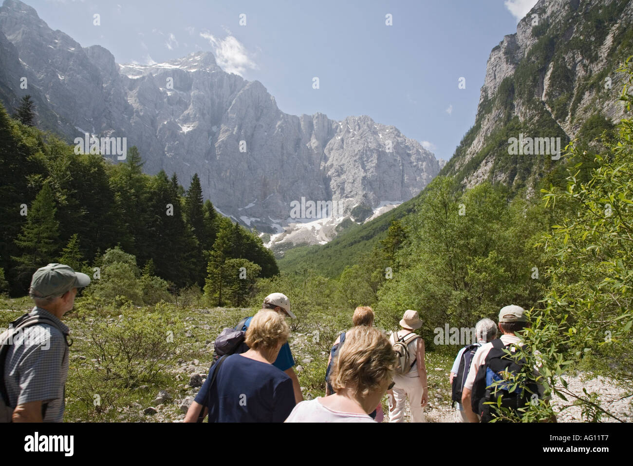 Valle di Vrata Alpi Giulie con i turisti in cammino verso il monte Triglav nel Triglav "Parco Nazionale" in estate. Mojstrana Slovenia Foto Stock