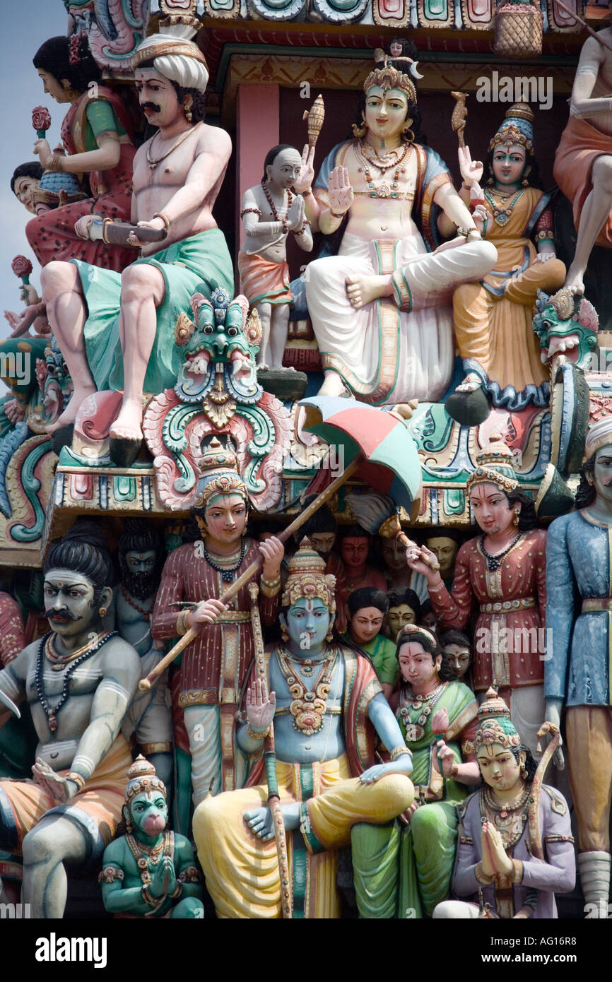 Sculture ornamentali di divinità Indù al Tempio Hindu Sri Mariamman in Singapore Foto Stock