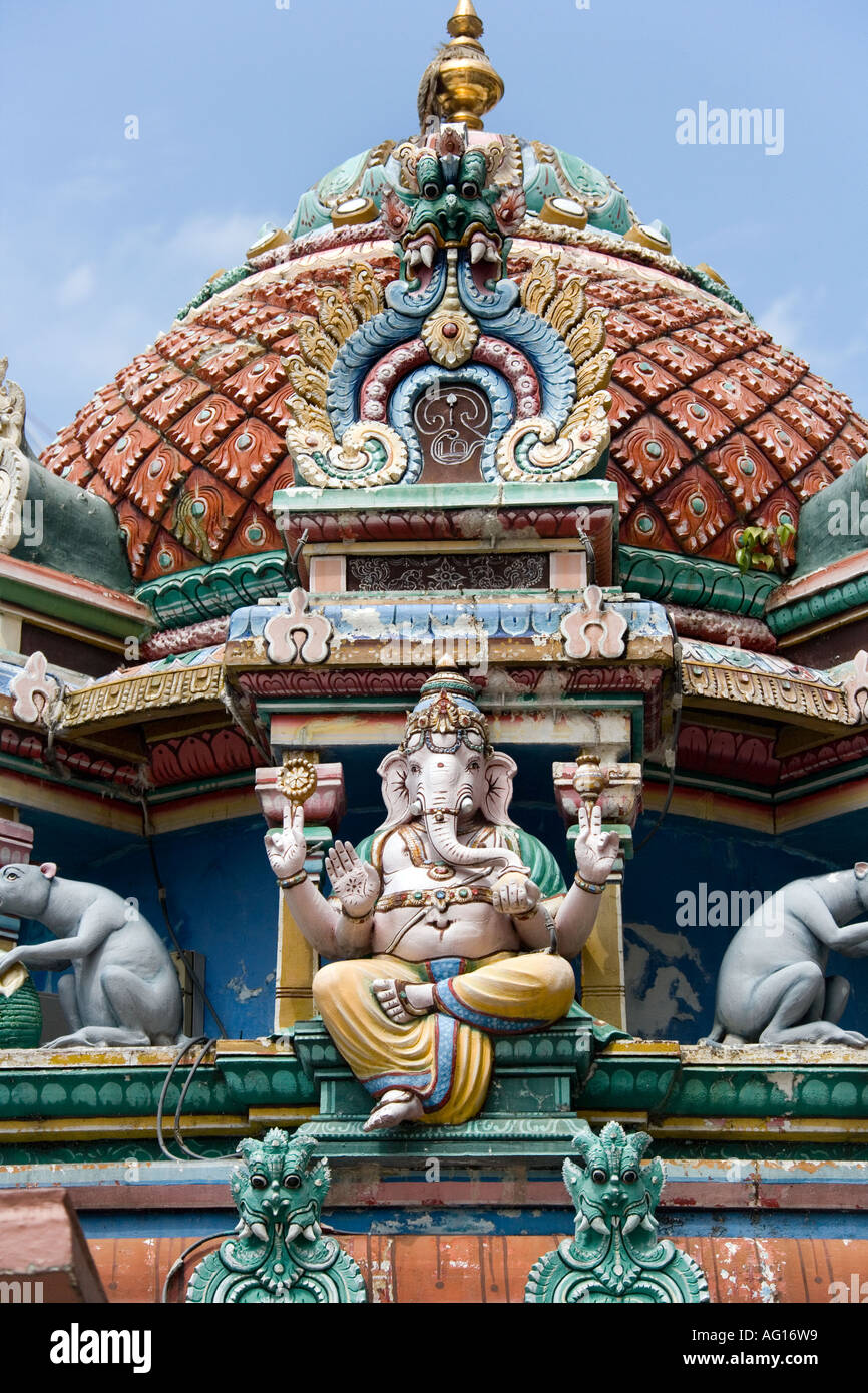 Sculture ornamentali di divinità Indù al Tempio Hindu Sri Mariamman in Singapore Foto Stock