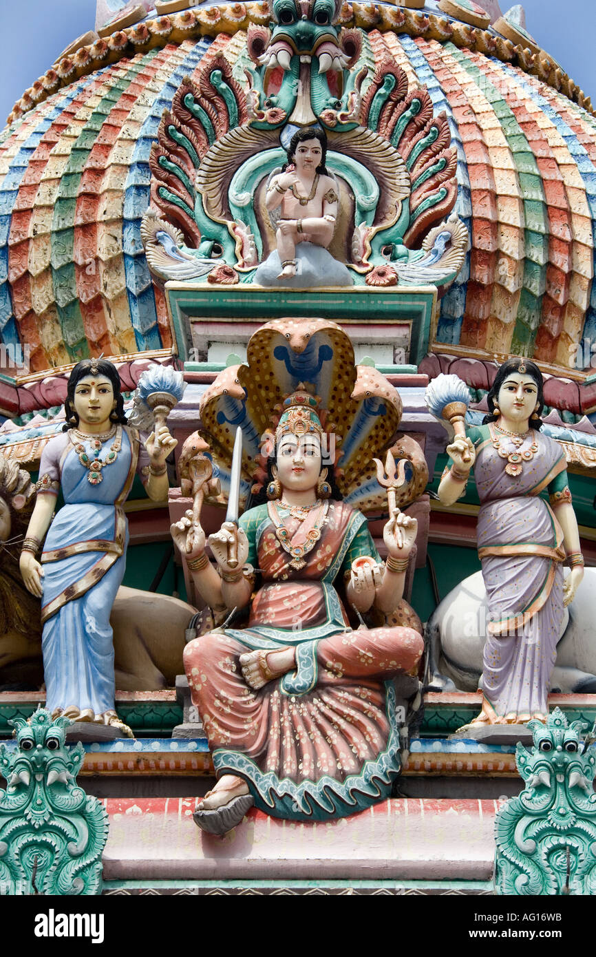 Sculture ornamentali di divinità Indù al Tempio Hindu Sri Mariamman in Singapore Foto Stock