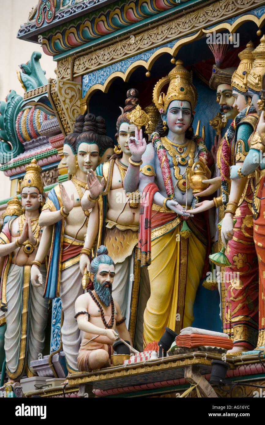 Le figure del pantheon Hindu adornano la parte esterna del Sri Krishnan tempio indù di Singapore Foto Stock