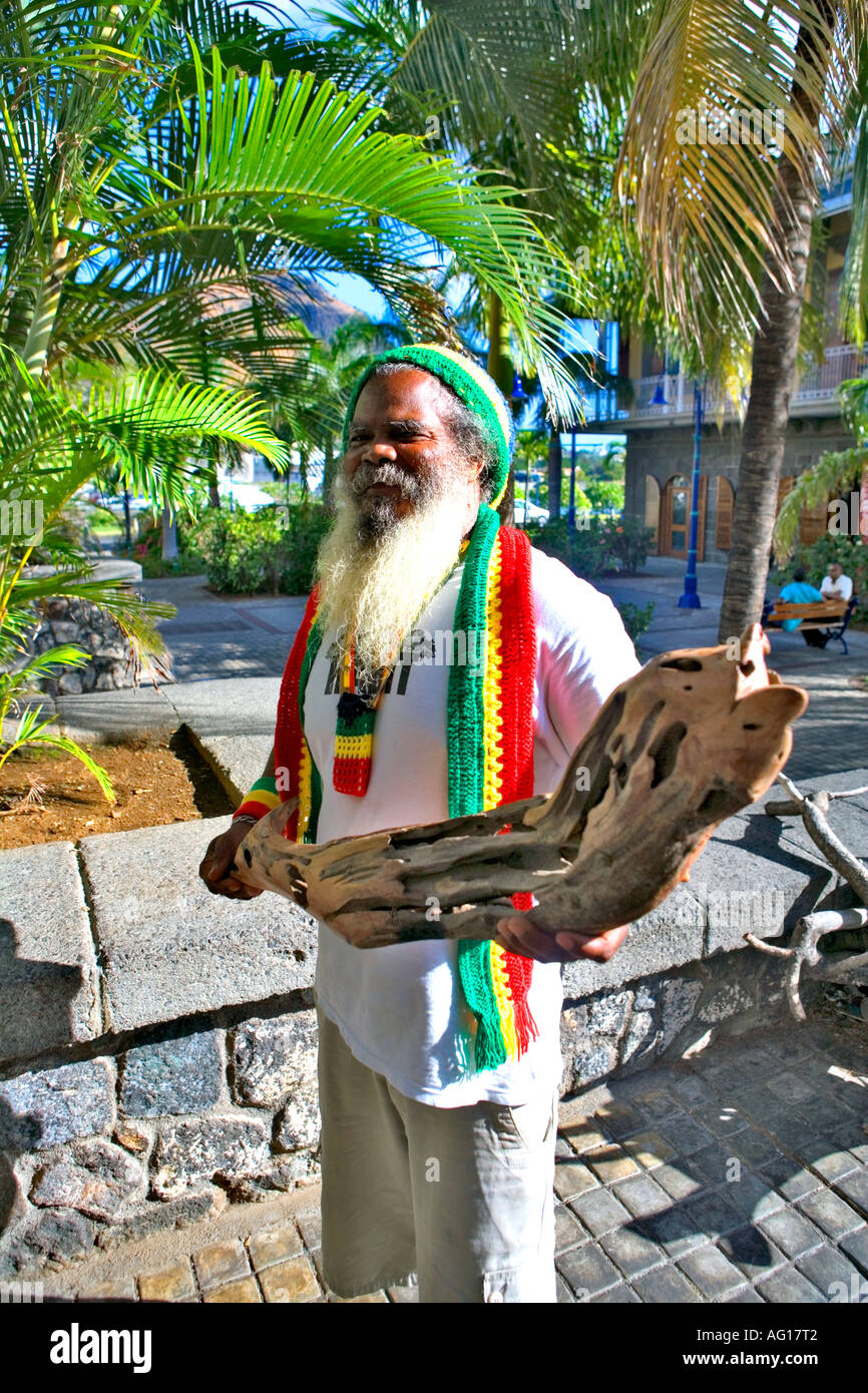 Artista locale con una delle sue incisioni - Caudan, Mauritius Foto Stock
